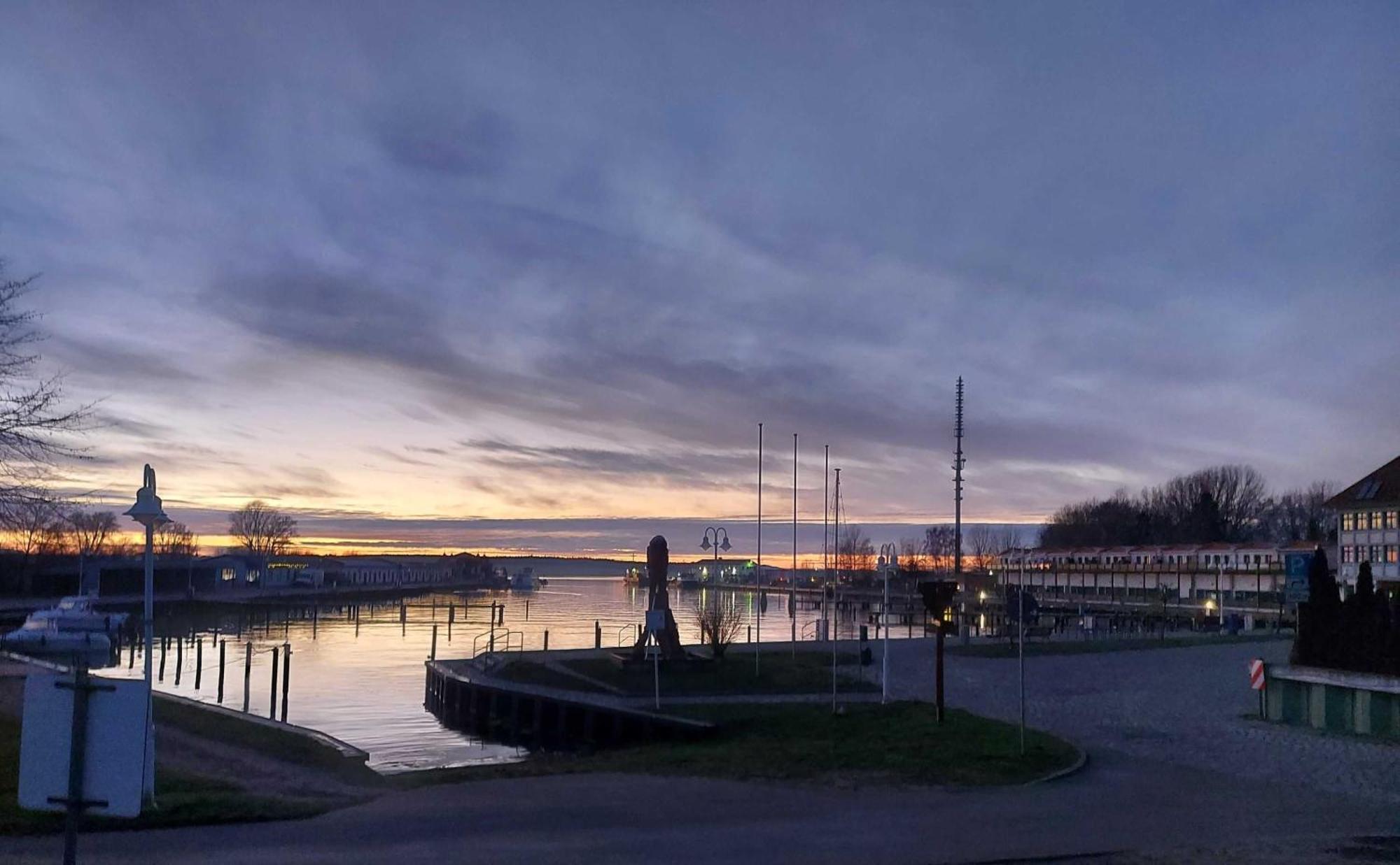Hochwertige Ferienwohnung Direkt Am Hafen Mit Balkon Karlshagen Exterior photo